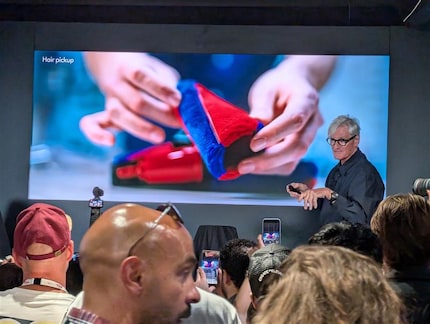 James Dyson präsentiert Neuheiten und kaum jemand hört zu.