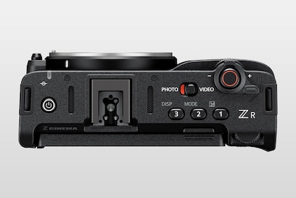There are three programmable buttons and a zoom lever at the top. This allows you to control power zoom lenses and also zoom digitally thanks to 6K resolution.