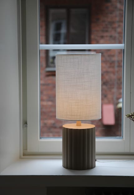 Ein Stoffschirm filtert das Strahlen und verteilt es gleichmässig im Raum.