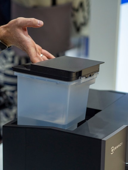 Verwisselbare watercontainers vereenvoudigen het schoonmaken. 