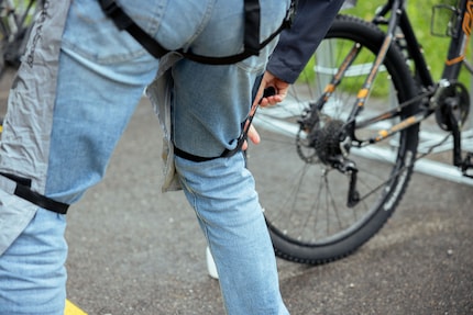 Ik gebruik elastiekjes om de broek aan me vast te maken.