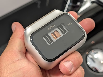 Je kunt de spoelen van de elektromotor zien door het kleine venstertje.