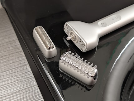 De opzetstukken houden magnetisch vast, dus naast scheren kun je ook trimmen.