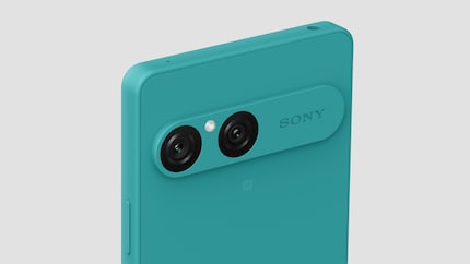 Sony now also packs the two cameras on the back into a horizontal bar.