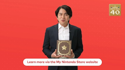 Yoshiaki Koizumi, regisseur van beide games, presenteert het collector's item.