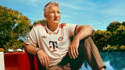 Clublegende Bastian Schweinsteiger presenteerde het retroshirt van FC Bayern voor het seizoen 2024/2025 als model.