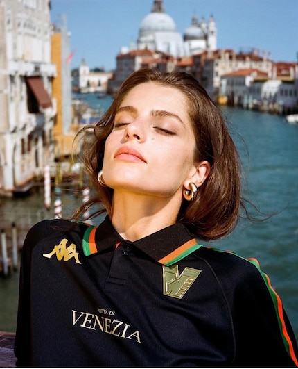  Gaat dit nog wel over voetbal? Dit is hoe Venezia FC 2022 reclame maakte voor de werkkleding van de voetballers.