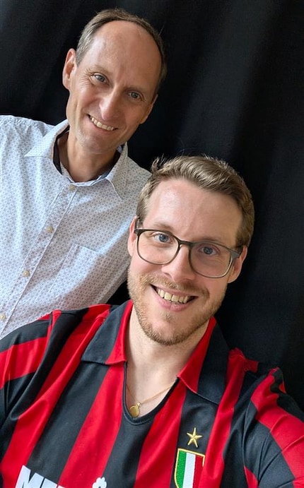 Luca (links) met zijn AC Milan retroshirt en Martin zonder shirt omdat zijn liefde voor 1. FC Nürnberg is gegroeid. FC Nürnberg een beetje koud is geworden.