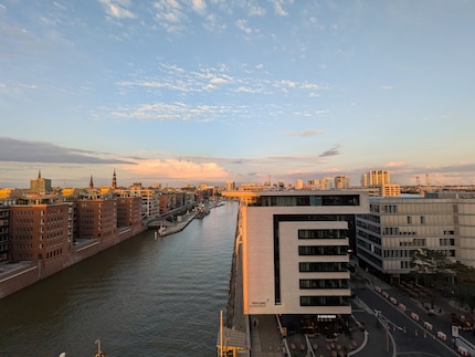 Het uitzicht op Hamburg zou er zelfs met een slechte camera episch uitzien, maar de kwaliteit van de Pixel 10 helpt enorm.