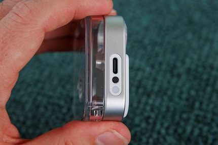 Das Mikrofon befindet sich neben dem USB-C-Anschluss.