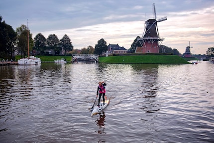 Op de SUP 11 City Tour voor de windmolens in Dokkum.