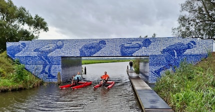 De brug is ook een monument, het mozaïek bestaat uit portretten van renners uit de Elfstedentocht.