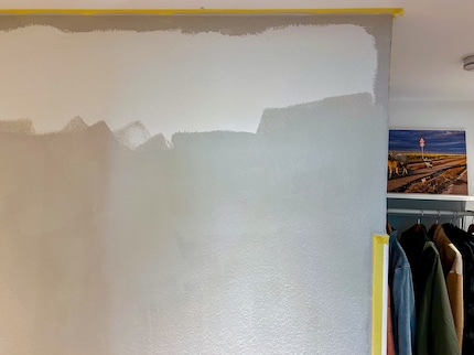 Off. De eerste laag verf is bijna klaar. Je kunt zien dat de kleur zich niet gelijkmatig verspreidt.