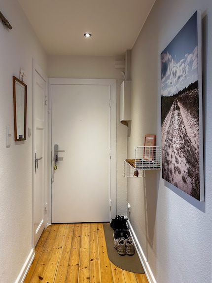 De gang erna: De rechterwand is Architect's Delight grijs. De deuren heb ik wit geschilderd.