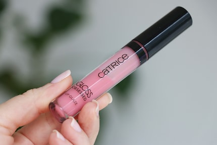 A pale pink: 020 Same Day, Different Gloss