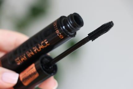 Produces thick lashes.