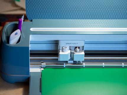 Een paar instellingen en de Maker 4 begint met plotten.