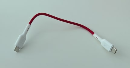 Hoewel er zorgen zijn over de veiligheid, is de oplaadkabel met net geen 20 centimeter erg kort.