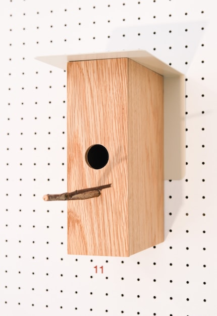 A functional and aesthetic birdhouse in the simple Muji style can be created in just a few simple steps.