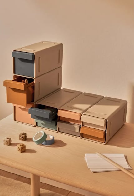 Dankzij de siliconen voetjes blijft de ladebox stabiel, waar je hem ook neerzet.