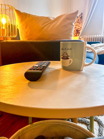Mijn salontafel met een zelfgemaakte laag verf. Hij was oorspronkelijk mintgroen.