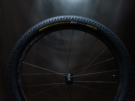 Alles in het zwart: De Scorpion XC RH MTB raceband.