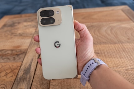 De Pixel 10 Pro Fold in jadegroen met gouden elementen is echt chic.