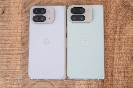 Optisch vrijwel identiek aan zijn voorganger. De nieuwe Pixel 10 Pro Fold staat rechts.