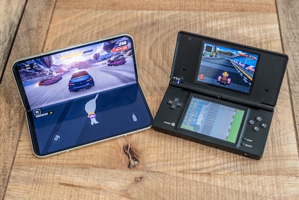 Het gamen is bijna zoals met de Nintendo DSi rechts.